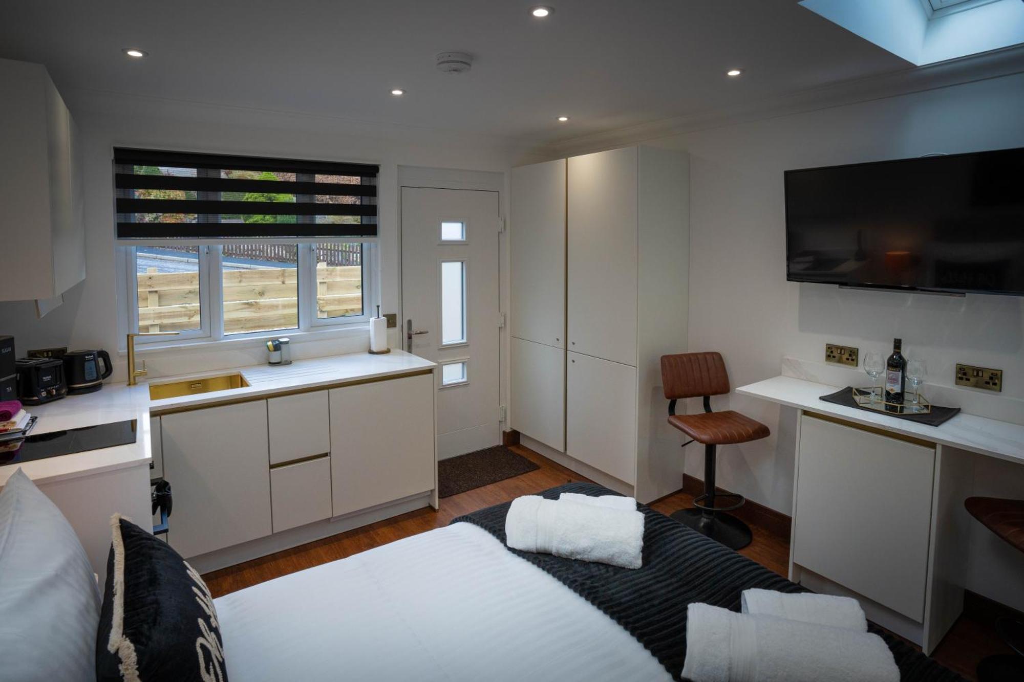 Heather Nook- Luxury Studio In พิทลอครี ภายนอก รูปภาพ